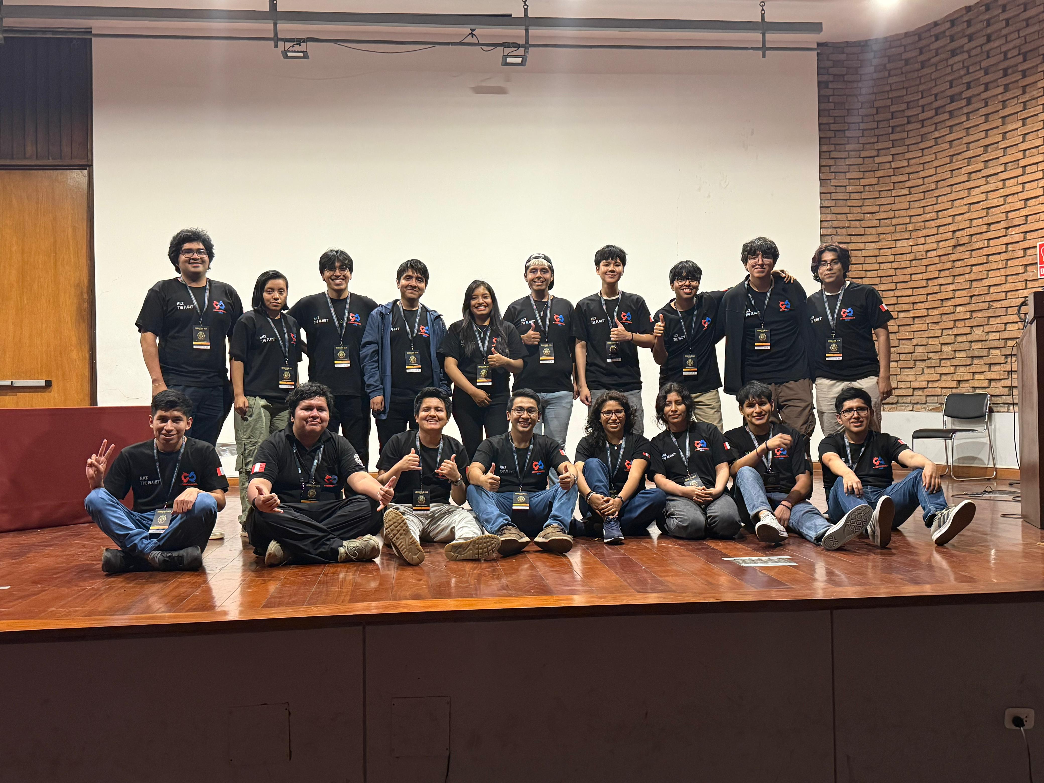 Equipo en CiberSecConf - Polos Hack the Planet